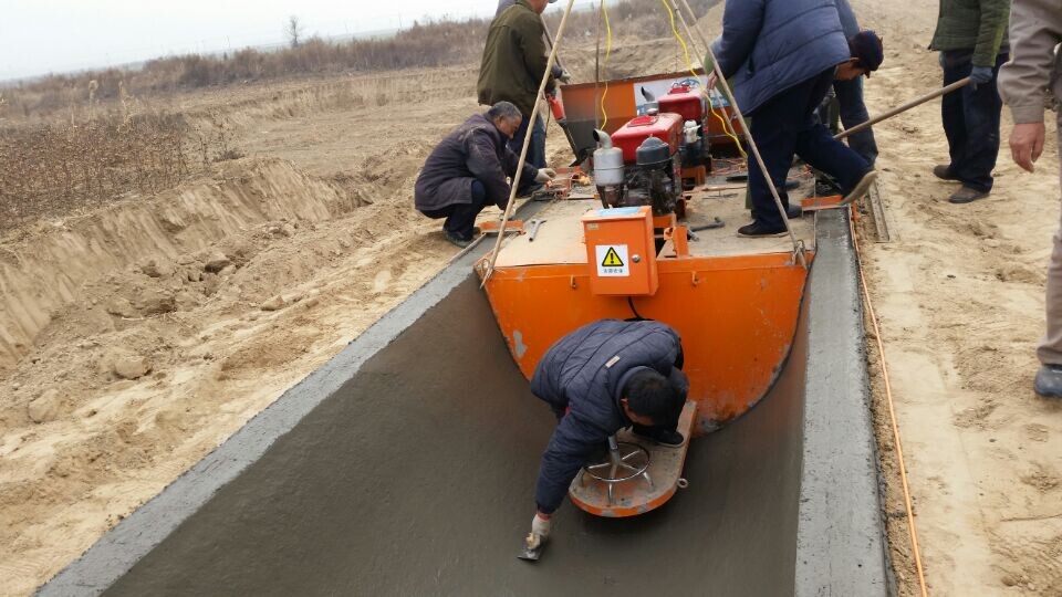 農(nóng)渠成型機(jī)