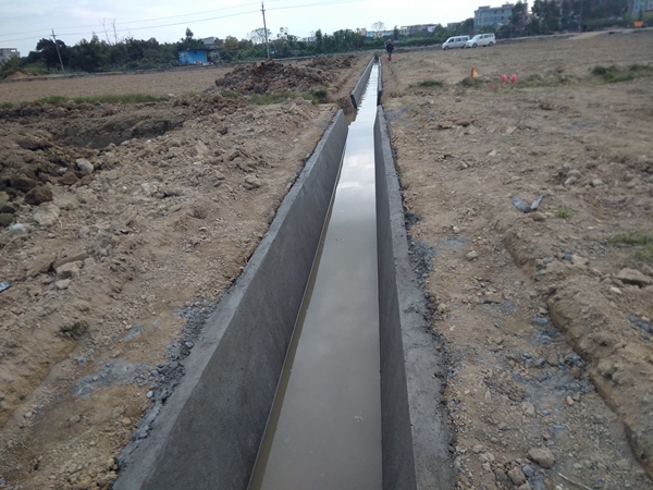 現(xiàn)澆水渠滑膜機,水溝滑膜成型機